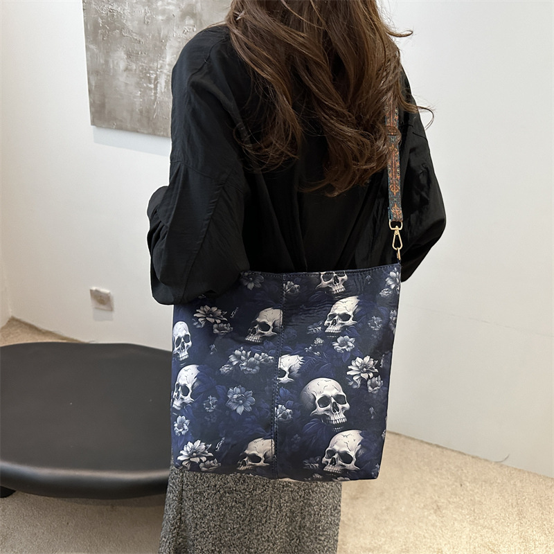 Bolsa de diseño de nicho Zhong mujer 2024 nueva moda retro versátil alta sensación extranjera calavera mochila de hombro