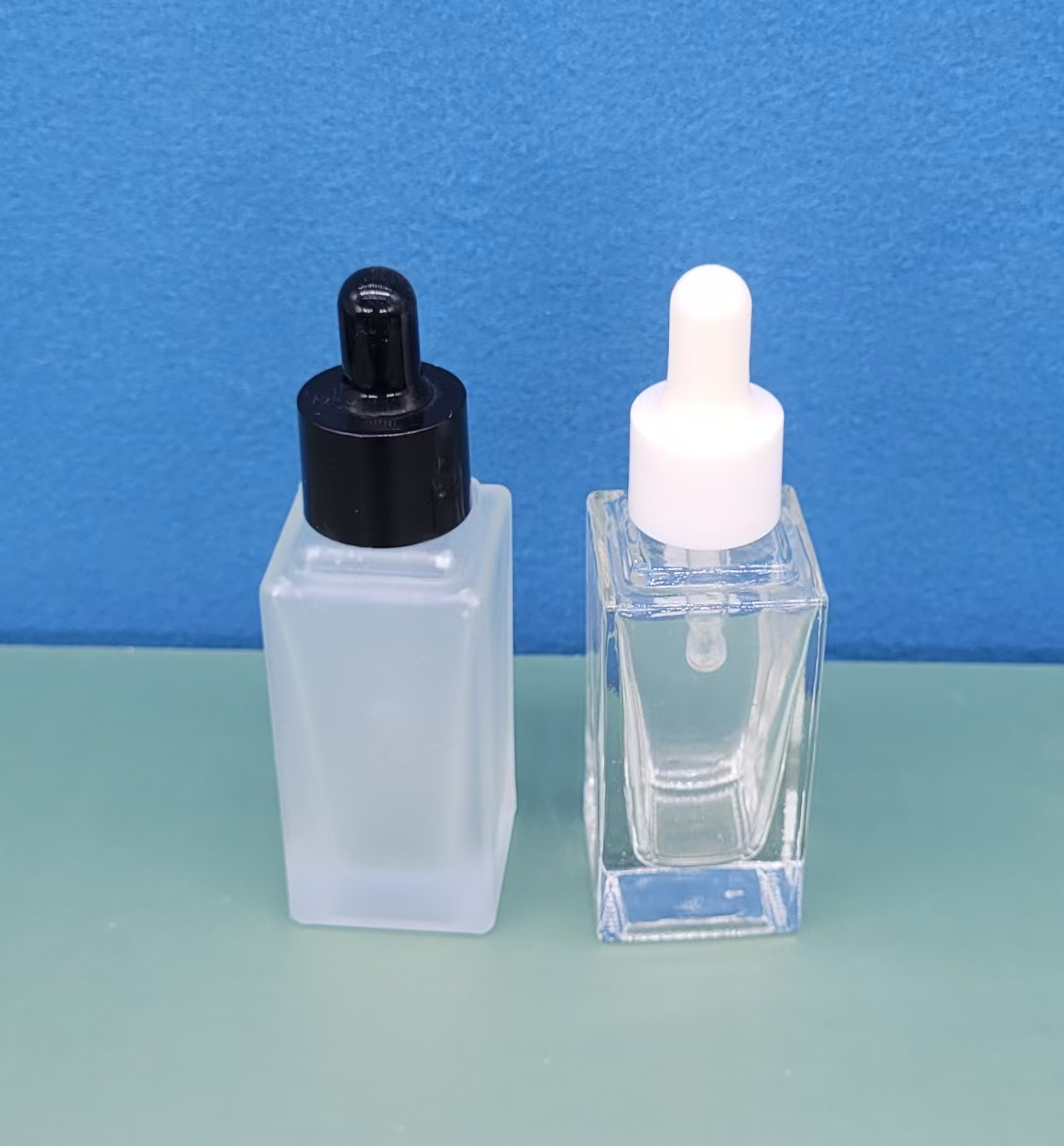 Botella de base líquida de vidrio cuadrado Botella de leche cuadrada transparente glaseada BB Crema de aislamiento Cuatro cuadrados Botella de spray Botella de vidrio