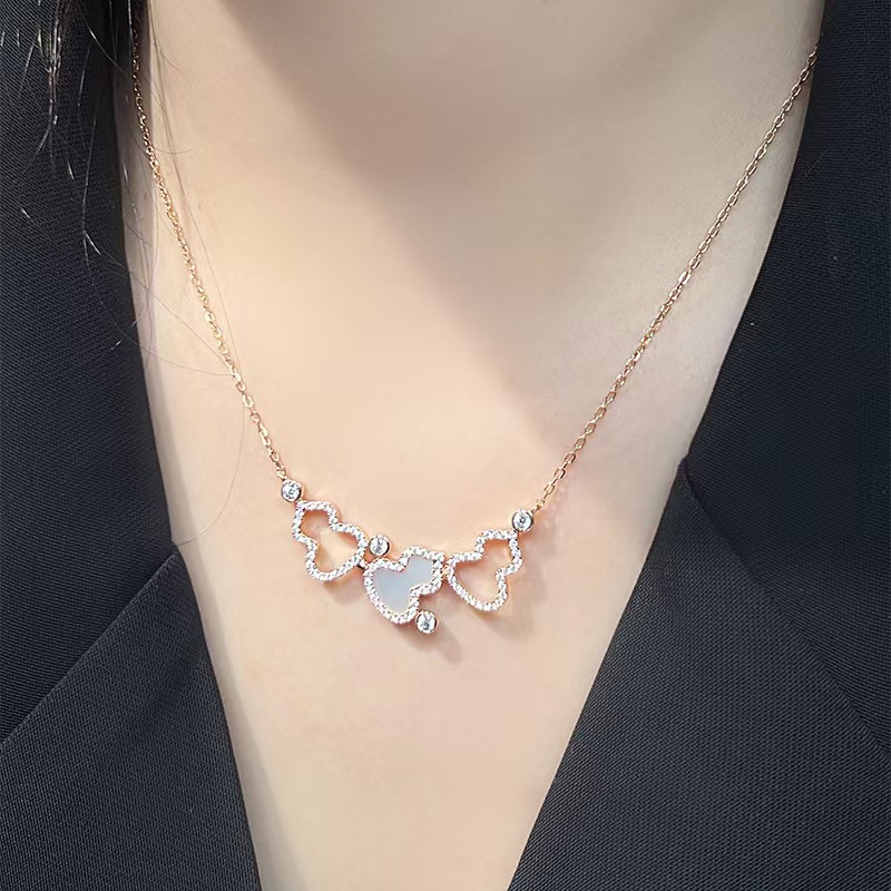 Necklace with zircon