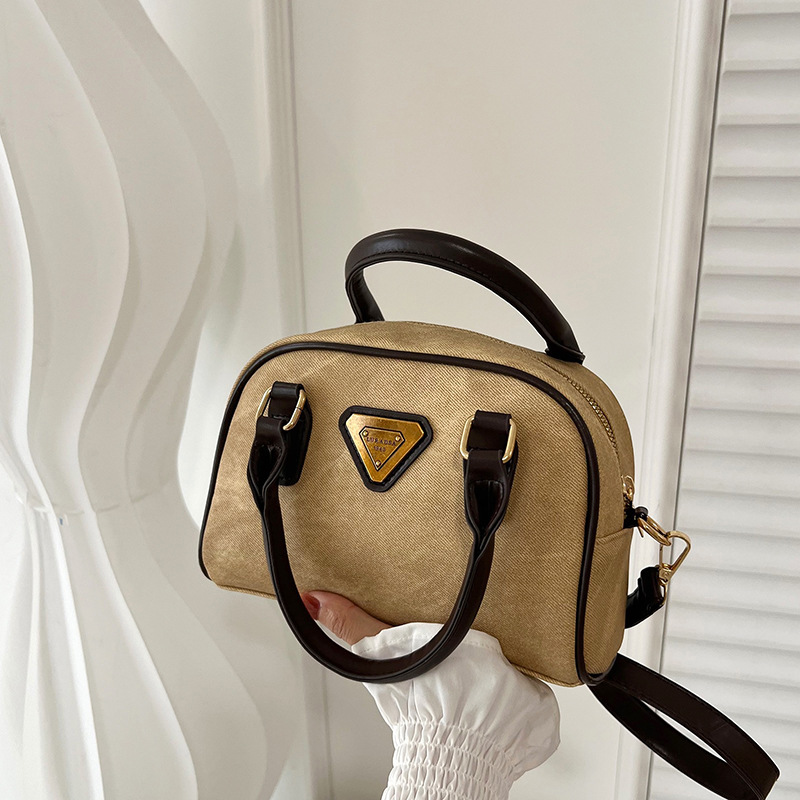 Color retro bolso mujer 2025 primavera y verano nuevo bolso de almohada de mano textura de moda personalidad mochila de viaje