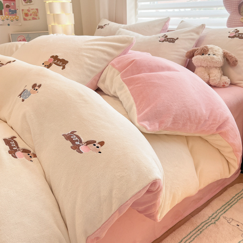 Leche de seda cama de cuatro piezas 2025, nuevo otoño y invierno de seda de coral, sábanas de calentamiento gruesas, colchón de cama de tres piezas