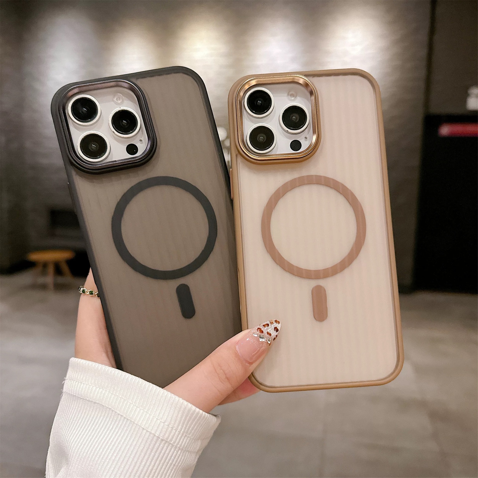 适用iPhone16瓦楞竖纹肤感磨砂磁吸手机壳苹果15金属镜头保护套14