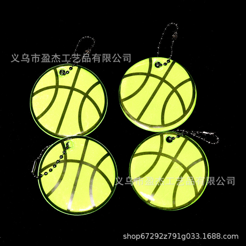 Colgante de baloncesto verde noche mochila reflectante decoración segura montar llavero de luz nocturna