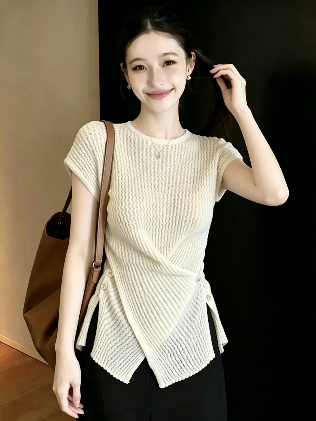 Áo thun nữ cổ tròn tay ngắn dệt kim lụa mát mẻ — màu đen