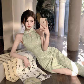 新中式国风清冷感绿色改良旗袍性感风情万种绝美挂脖连衣裙女夏季