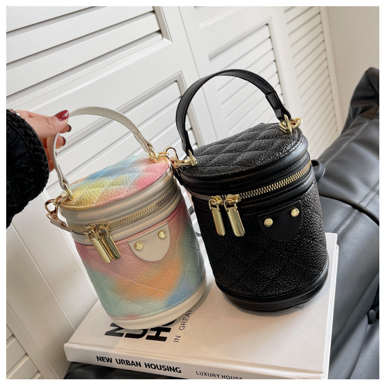 Summer New Rhombus Embossed Shoulder Handbag Cylinder Bag 12.5*16.5*11cm display picture 1