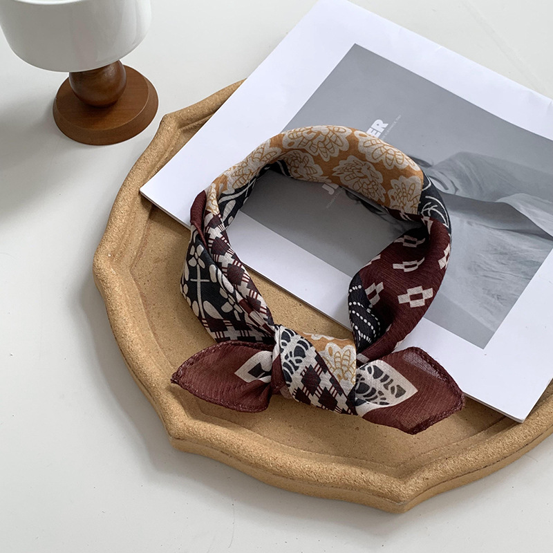 Bufandas de seda cuadrada alta sensación2025 nuevo algodón y lino pequeño bufandas cuadradas de decoración suave bufandas de seda al por mayor