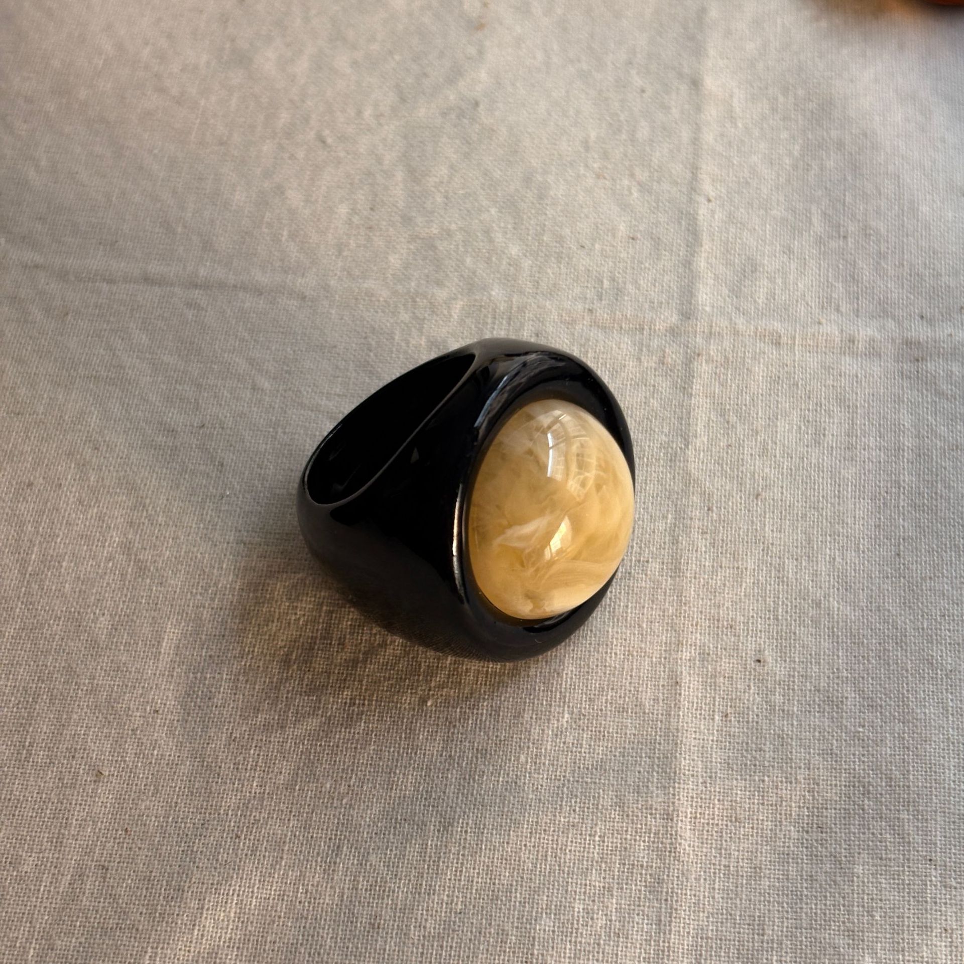 Minimalistisk fransk retro ring i röd harts för damer elegant_voghion.com
