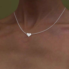 欧米のins満ドリルの愛のペンダントのネックレスの女性の軽い豪華な大衆は桃の心の鎖の甘い気質の首の鎖を設計します。