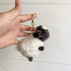 ゲーム羊は羊のぬいぐるみのリュックサックの掛け物を持っています。