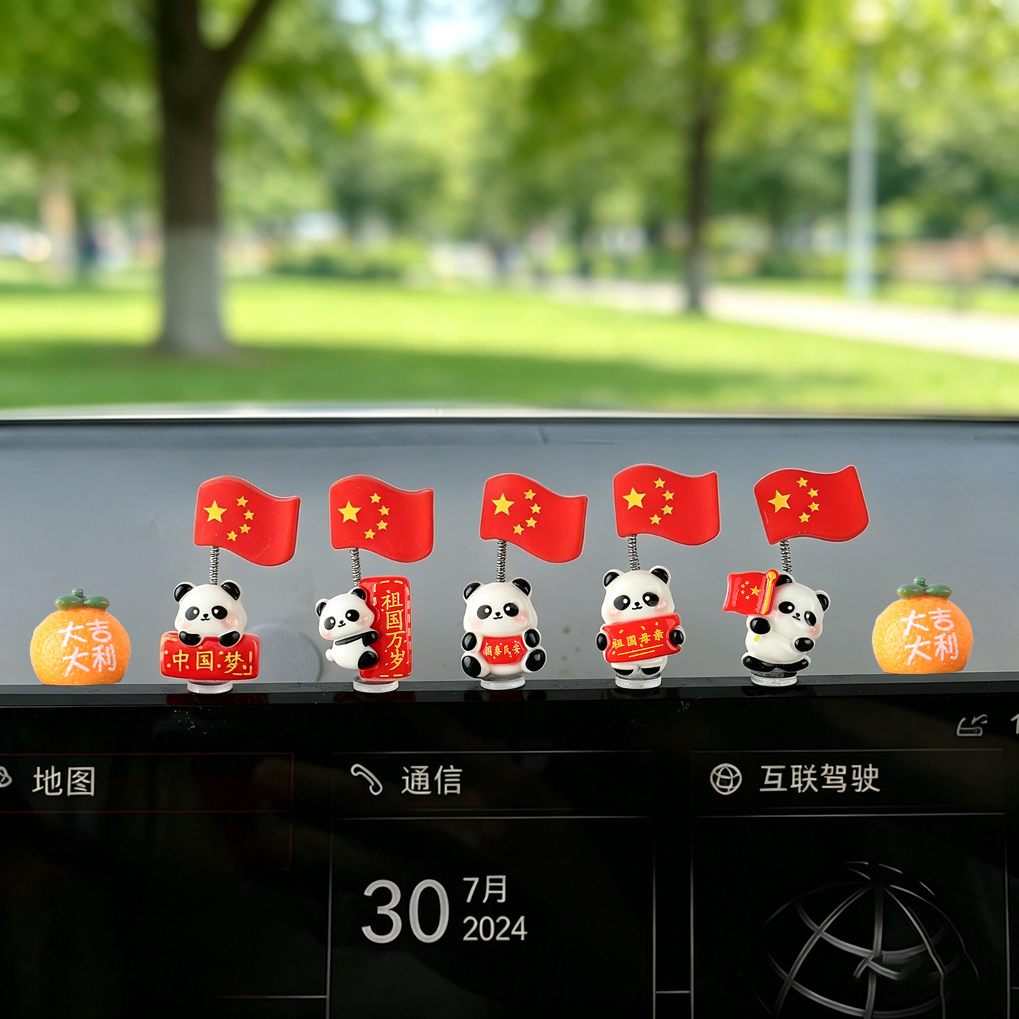 2026 decoraciones de automóviles consola nueva bandera panda decoraciones dibujos animados adornos de escritorio de automóviles eléctricos lindos