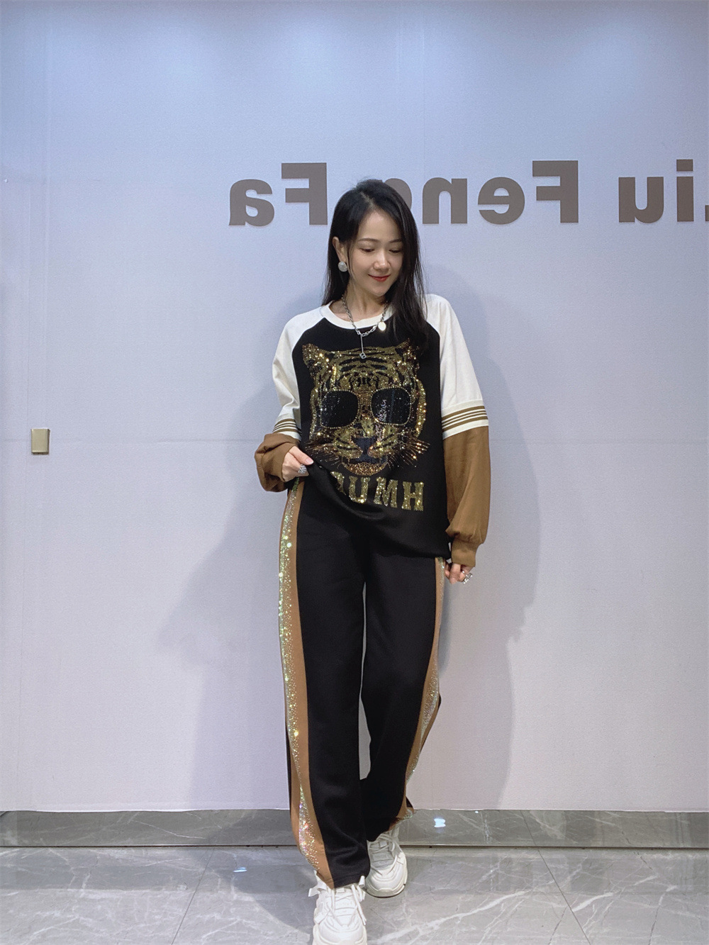 Trajes europeos de mujer de hombro de cuello redondo chaqueta de manga larga pantalones largos de tamaño grande conjunto de ropa deportiva de color diamante de empalme de dos piezas