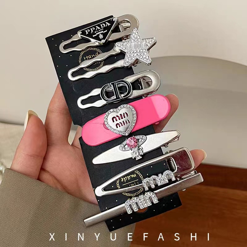 De metal de una sola palabra pico horquilla accesorios para el cabello femenino de alto grado estilo Chanel miumiu carta horquilla ins estilo clip lateral