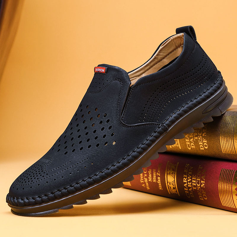 Las sandalias de los nuevos hombres del verano agujerea los zapatos huecos de los zapatos de cuero ocasionales resbalón-en los zapatos blancos de los hombres respirables del papá de los hombres