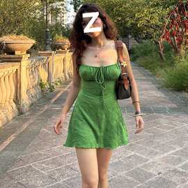 绿色吊带连衣裙女春夏穿搭2026新款海边度假肌理感抹胸A字短裙子