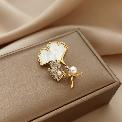 Pearl ginkgo leaf brooch, high-end women's exquisite high-end design suit sweater corsage brooch with small accessories