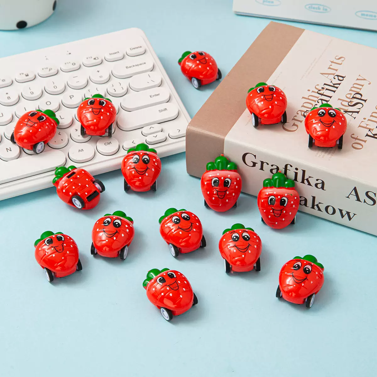创意可爱水果表情草莓回力汽车儿童小玩具男女孩奖励地摊夜市批发