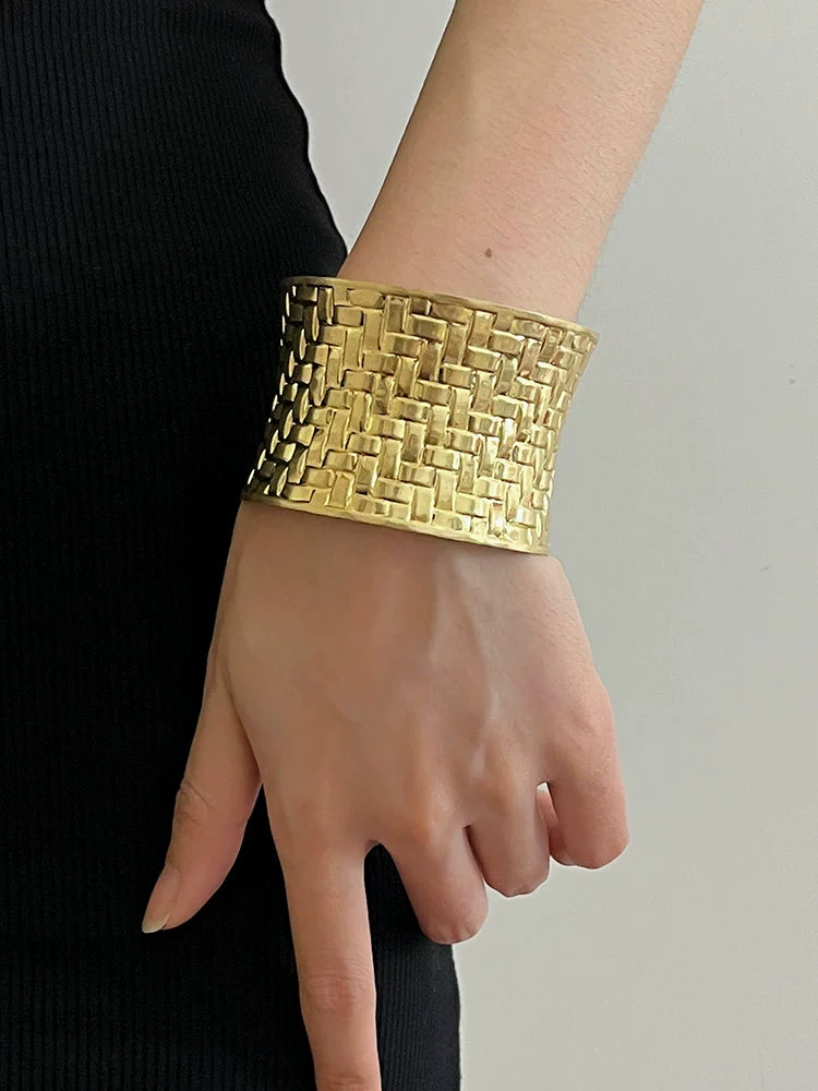 Retro metal woven design glossy crooked women's bracelet, European style, light luxury style, trend of season