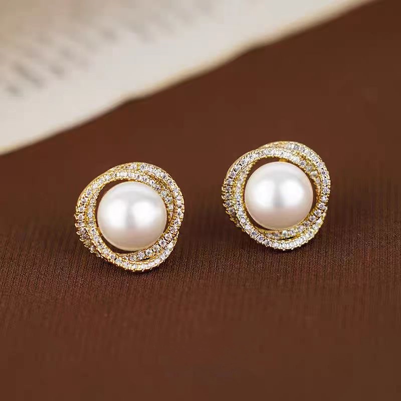 Elegant design sophisticated earrings from pearl