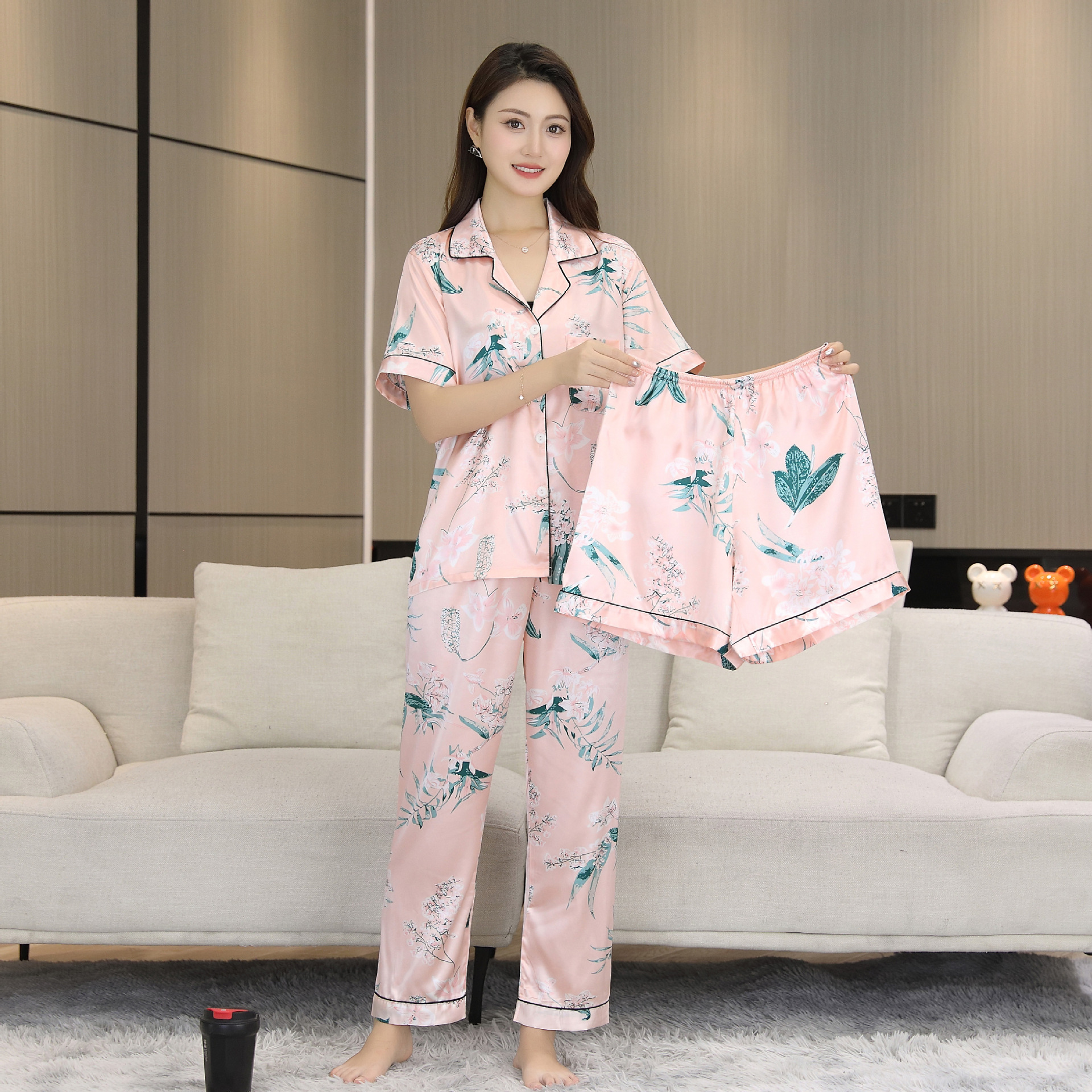 2025 nuevo estilo pijama mujer verano hielo seda fina solapa pantalones de manga corta traje de tres piezas se puede usar en el exterior
