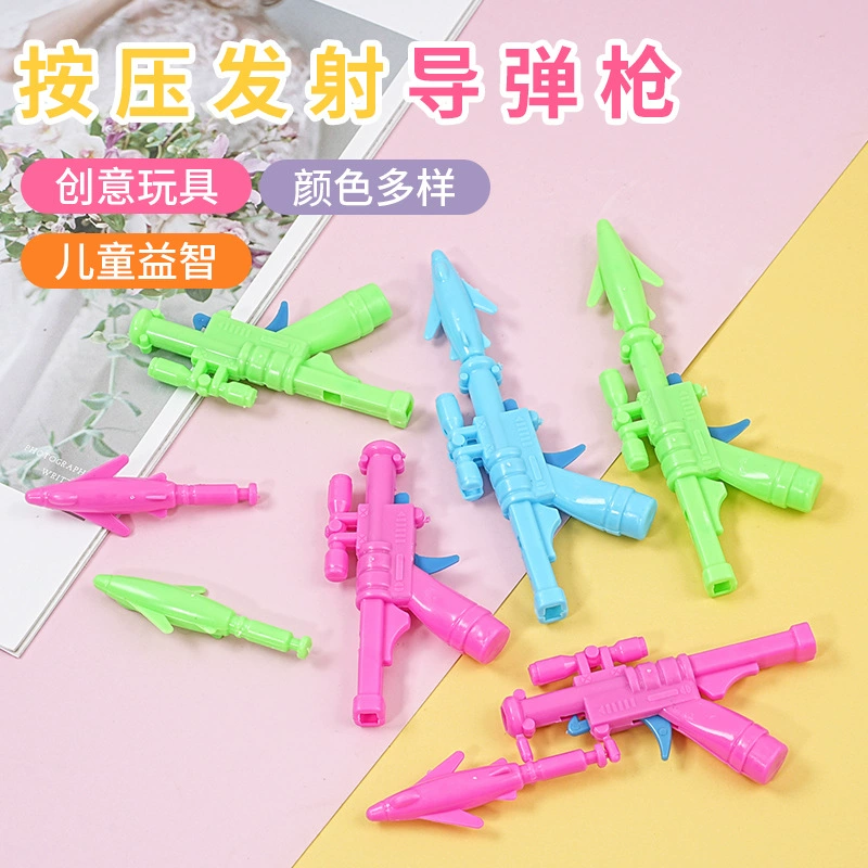 Нажмите на ракетный пистолет, чтобы запустить детскую игрушку, ракетную катапульту
