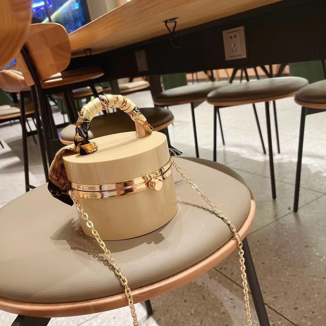 The 2025 new style women's bag is a trendy and fashionable candy-colored acrylic bag, a hand-held silk scarf, a lockable dinner bag, and a box bag undefined