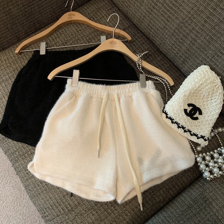 秋冬の毛のふわふわしている半ズボンの女性の韓国版のギャルのa字の高い腰はひものまっすぐな筒の半ズボンの靴のズボンの外でカジュアルな半ズボンを着ます。