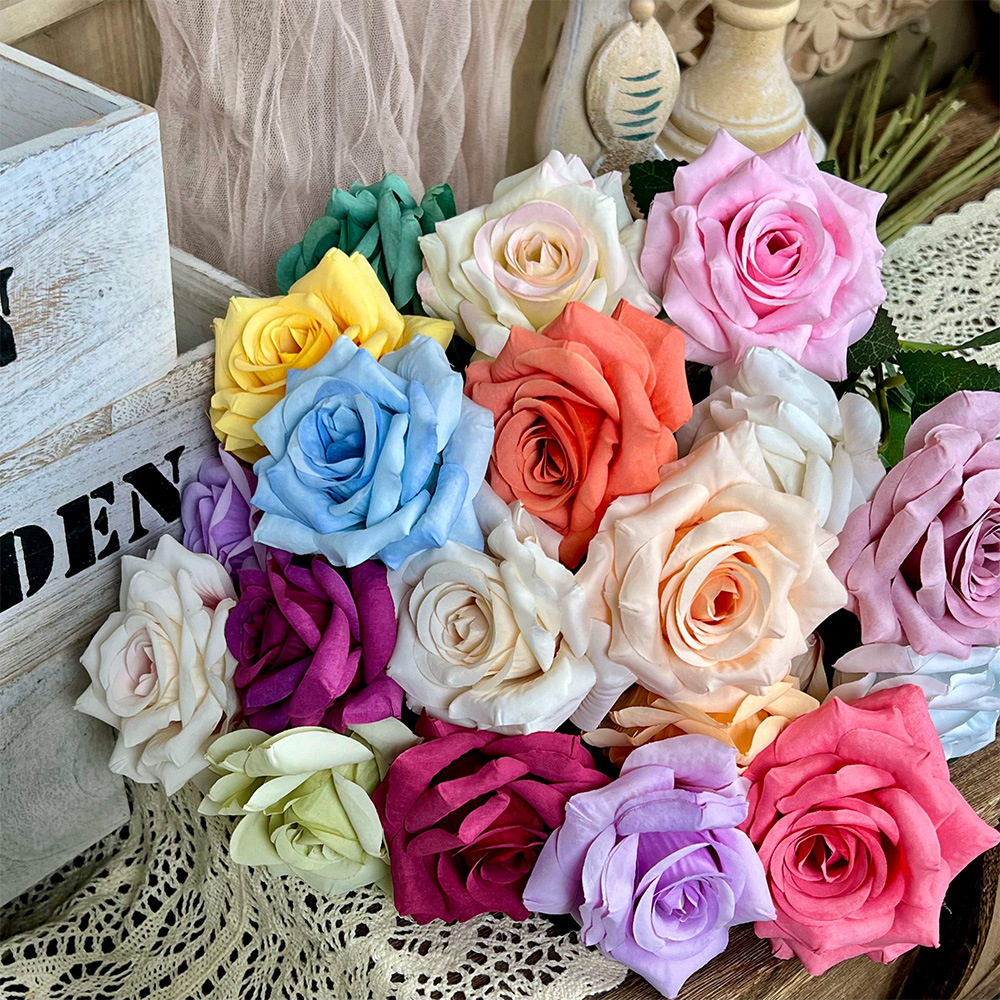 Un seul tissu enduit en diamant rose simule la cascade de fleurs en soie