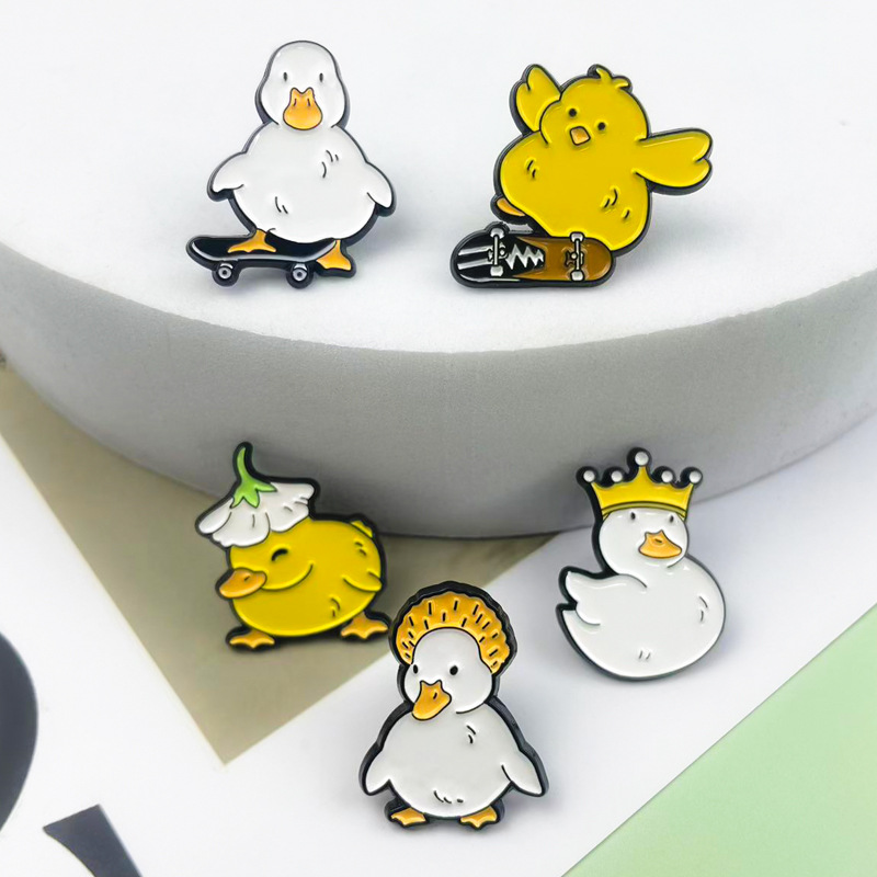 Broche de aleación de viento de ins creativo Insignia de ropa de pato de pollo de dibujos animados lindo para hombres y mujeres, decoración de bolsos, joyería de alfiler