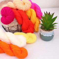 Wholesale pure acrylic yarn 4-ply acrylic yarn medium-thick woolen yarn large quantity hand-knitted hook-woven slippers seat cushion