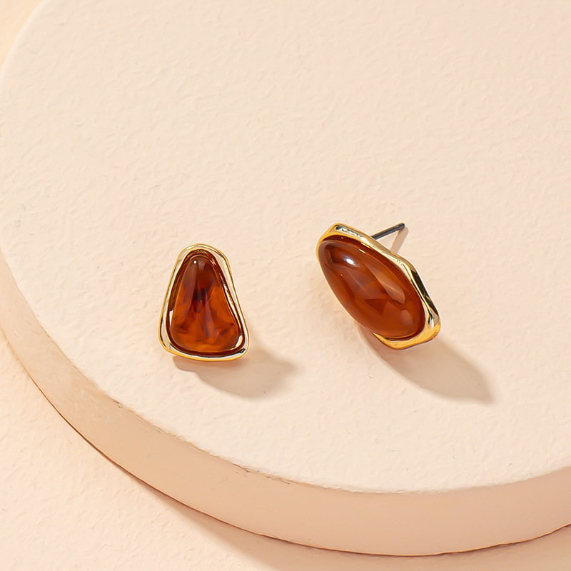 Retro Water Drop Asymmetric Earrings Wholesale Nihaojewelry display picture 6