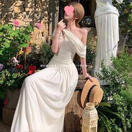 白色网纱斜肩绑带连衣裙女春夏法式温柔风轻奢典雅生日聚会长裙子