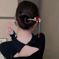 Elegant Butterfly Tassel Hairpin for Women: Vintage Back-of-Head Style, Trendy Side-to-Side Swinging Design, Perfect for New Chinese-Style Cheongsam and Elegant Updo Hairstyles