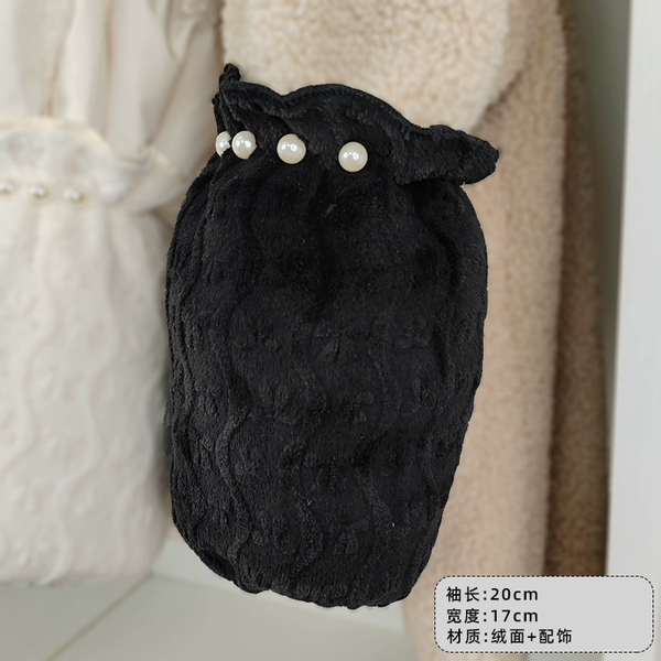 Short velvet beads, black sleeves