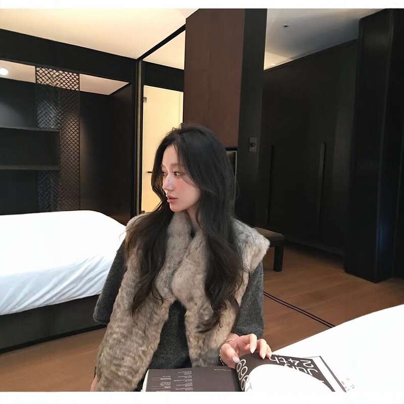 Yunrongrong Rabbit 2026 Winter New Collection: 100% Rabbit Fur Integrated Vest, Women's Short Style, Warm, Slimming, and with a High-End Feel Yunrongrong Rabbit 2026 Winter New Collection: 100% Rabbit Fur Integrated Vest, Women's Short Style, Warm, Slimming, and with a High-End Feel