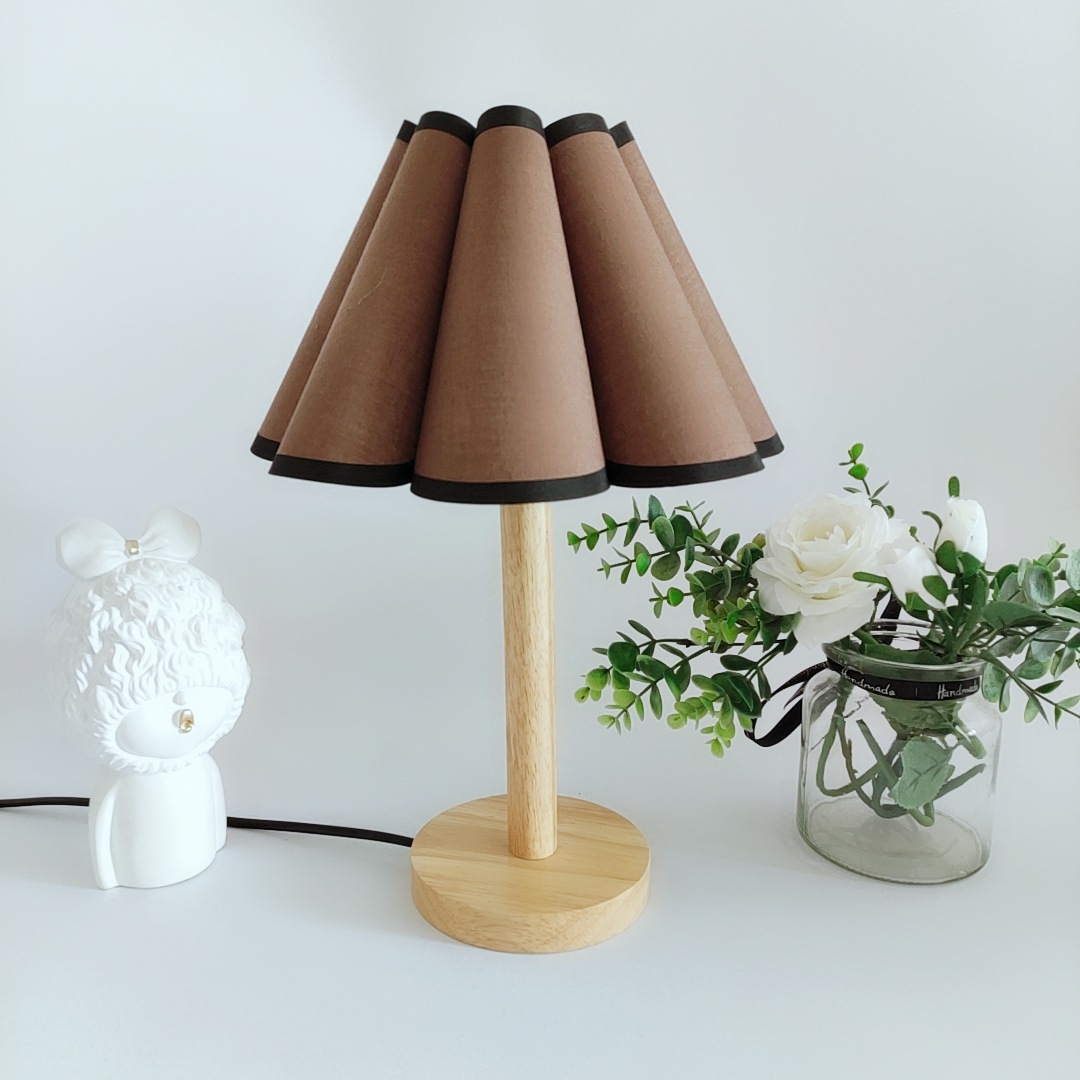 Transfronterizo estilo coreano simple base de madera tela pétalo pantalla dormitorio sala de estar lámpara de mesa Universidad dormitorio lámpara de mesa