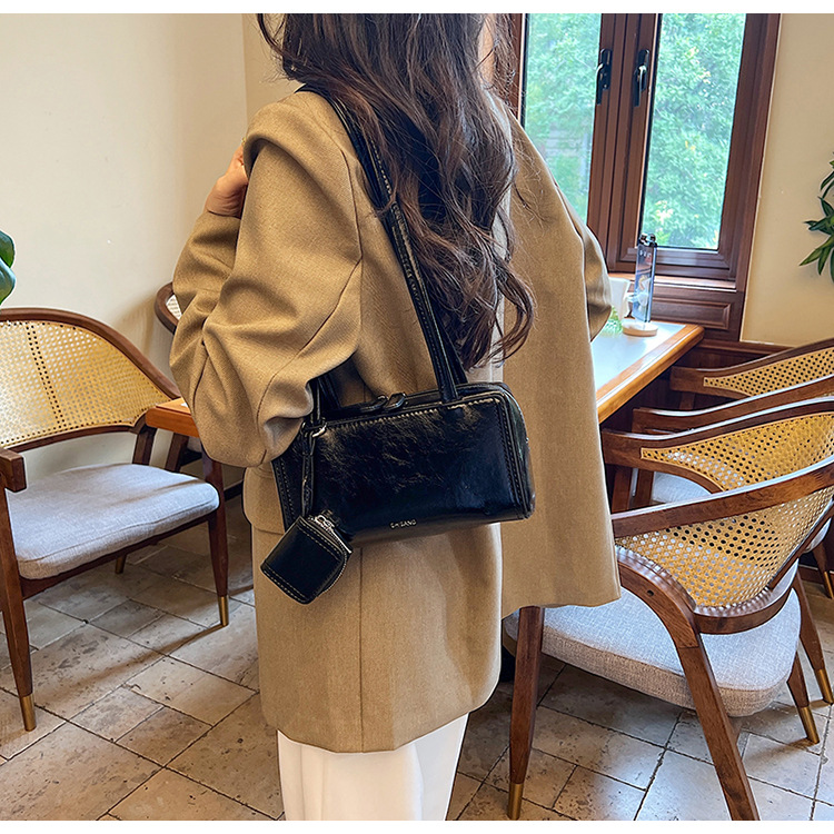 The 2024 new women's single-shoulder underarm bag is a simple and elegant commuting bag with a Korean-style niche design sense. It's a small square bag undefined