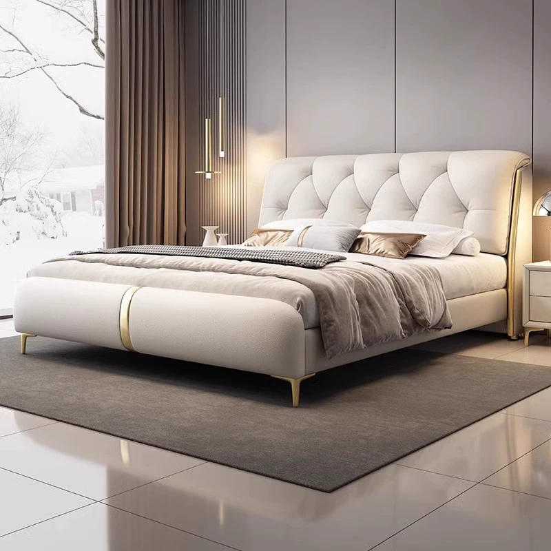 Итальянская кровать из кожи в стиле лёгкой роскоши, современная, простая, роскошная, двуспальная кровать для спальни, новинка 2024 года, кремовый стиль, мягкая свадебная кровать