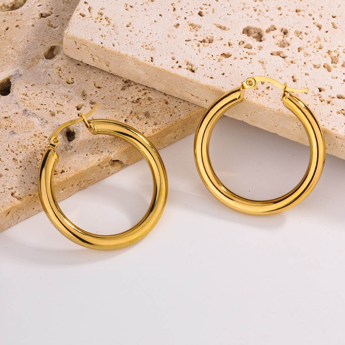 Cross-border dedicated to smooth titanium steel earrings wholesale ladies simple sweet temperament stainless steel jewelry niche design sense