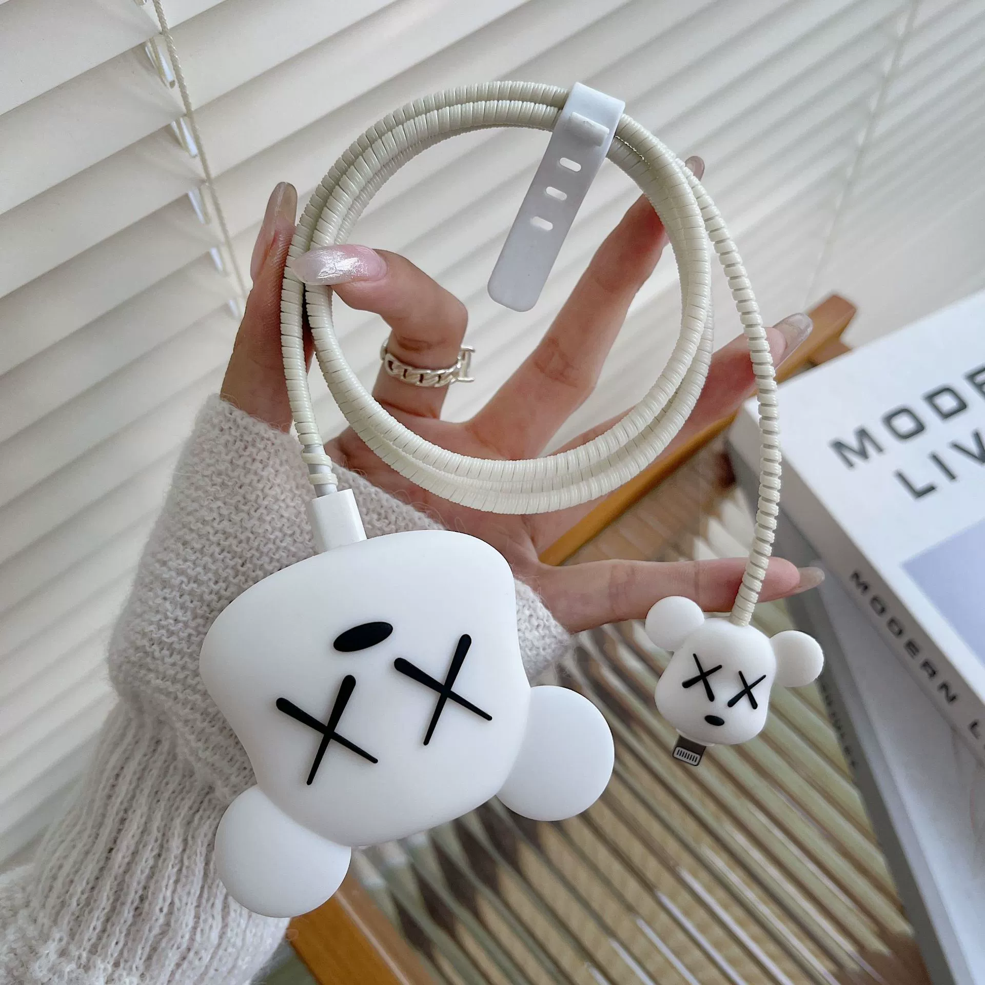 Белый защитный чехол для электроприборов с медведем с большой головой подходит для трехконтактного британского стандарта Apple, защитный чехол для зарядной головки мощностью 25 Вт, предотвращающий повреждение.