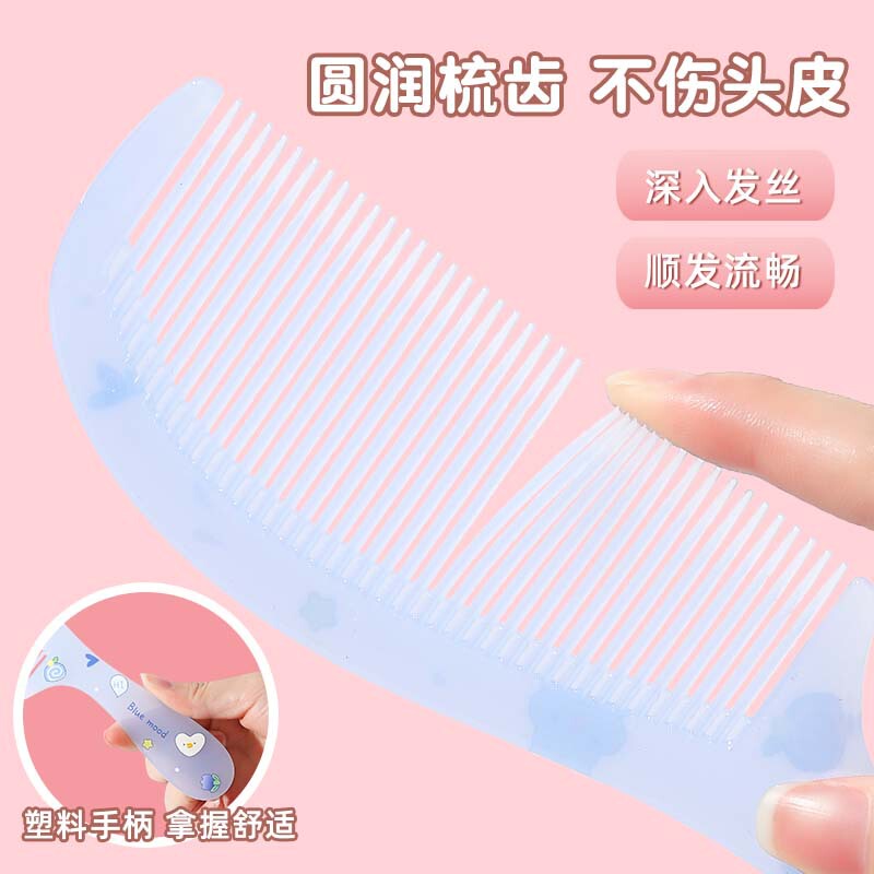 アニメの可愛い少女の櫛は携帯プラスチックの櫛を持ち歩いています。|undefined