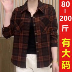 ファッションは秋のカジュアルなストレートで、高齢者のお母さんは格子のシャツの上着を着ます。