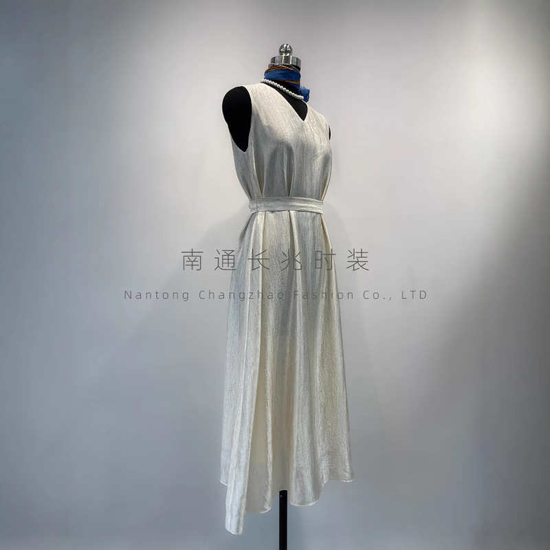 「Flowing Light」D-Made Series of Light-Textured Acetate V Neck Sleeveless Elegant High-Quality Lace-Up Dress
