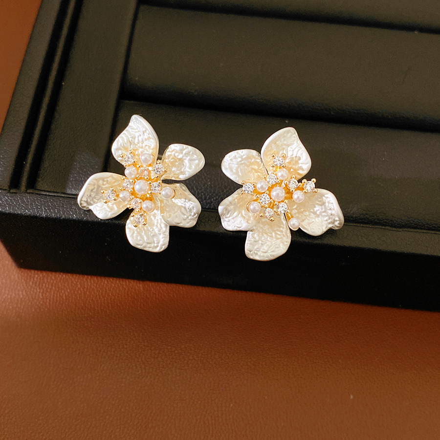 Aguja de plata zircon goteo de aceite flor pernos pequeños frescos y dulces temperamento versátil pendientes ligeros de lujo alta sensación auriculares al por mayor