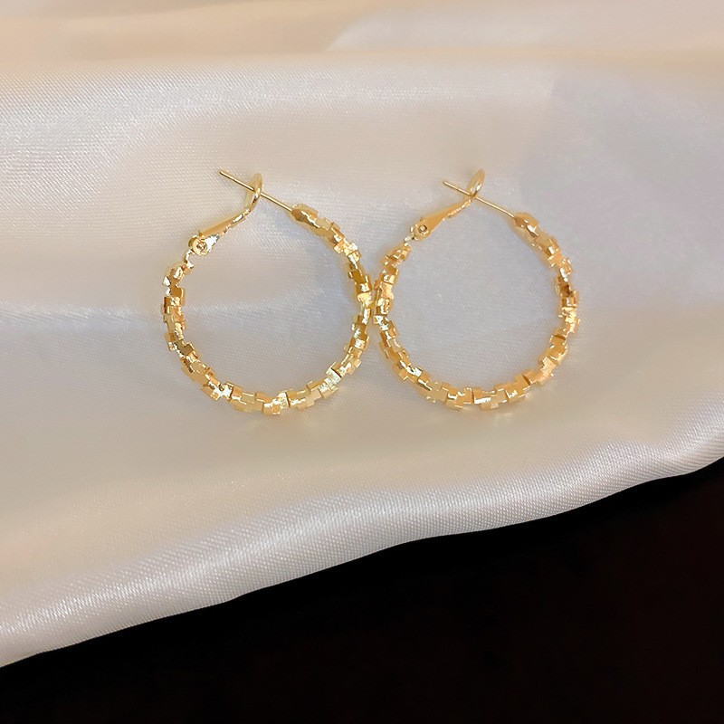 Aguja de plata Pendientes de anillo de elemento transfronterizo europeo y americano Pendientes de nicho de viento frío Pendientes de temperamento de moda Pendientes de lujo ligero y de alta gama