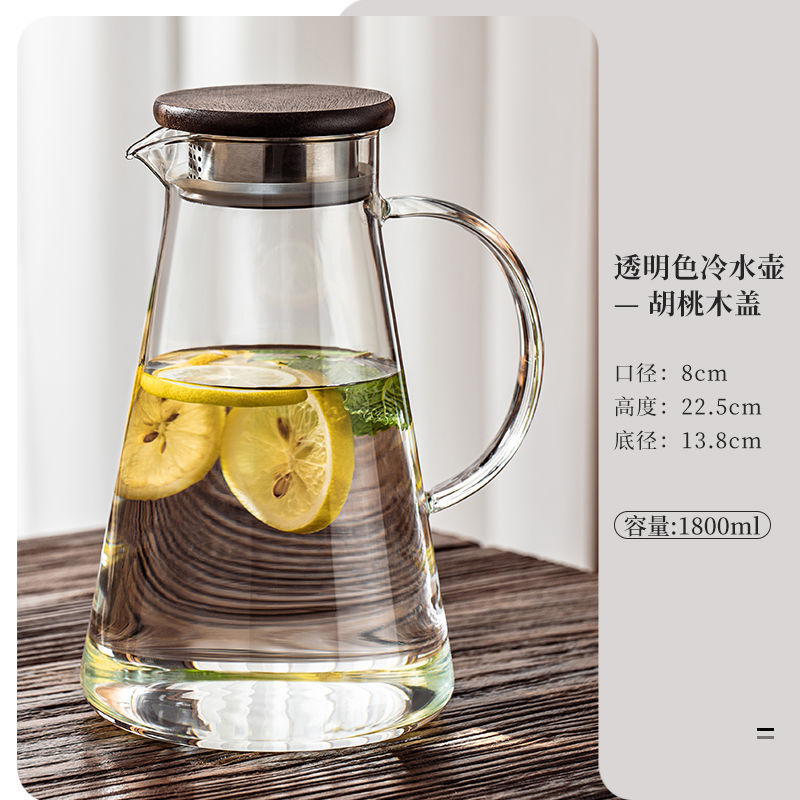 冷たい水筒のガラスは高温に耐えます。|undefined