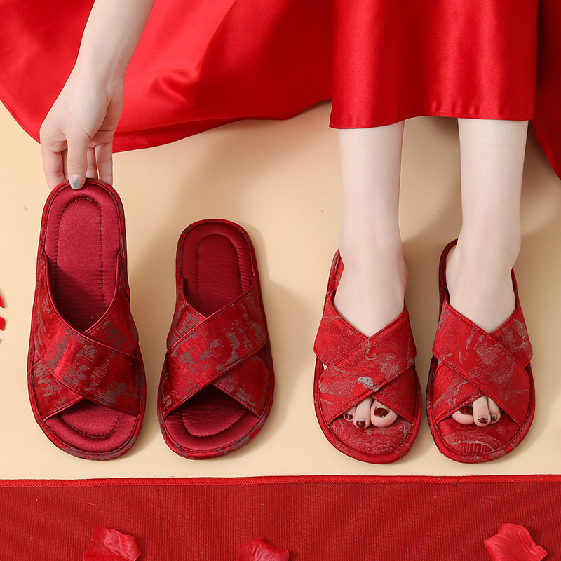 New Chinese Style Flat Non-slip Comfortable Wedding Slippers Women's Silk Satin Summer Outfit Sandals for Wedding Festive Home