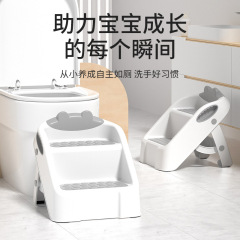 赤ちゃんの洗面台の便器の階段は足を踏みます。