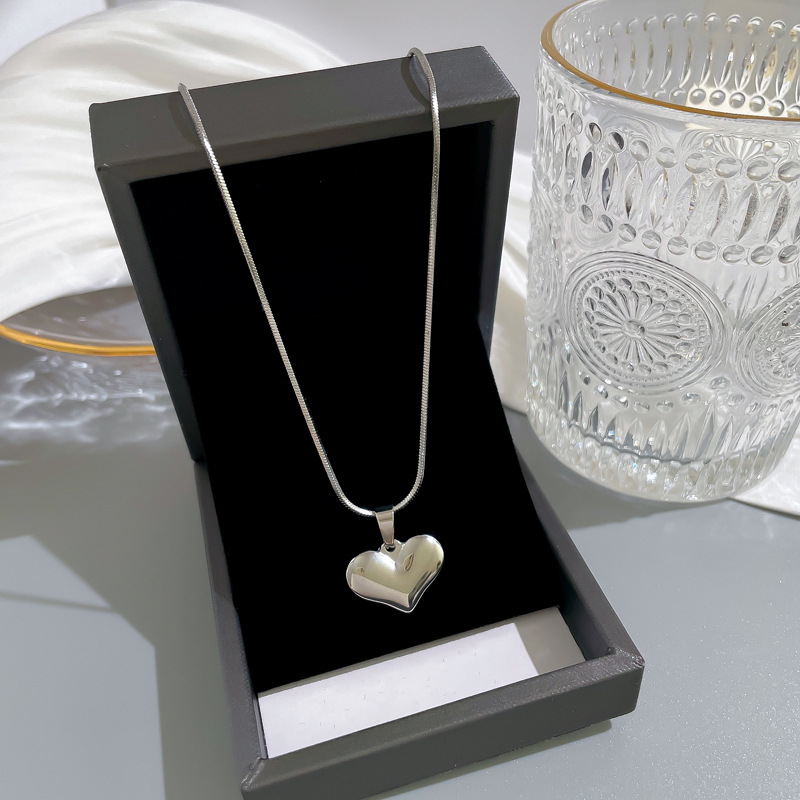 Korean New Stainless Steel Smooth Love Necklace Temperament Clavicle Chain Three-dimensional Peach Heart Jewelry Wholesale display picture 4