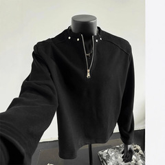 黒の半ファスナーの肩掛けの男性モデル秋冬のアメリカ式の肩の柳の釘の長袖のtシャツのごろつきのハンサムな短いコート